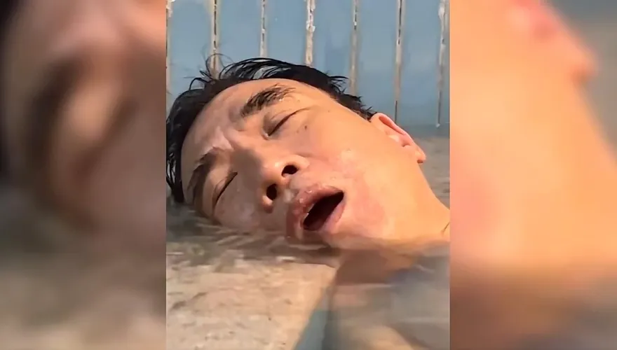 影/男子做魚療睡著不慎吞入池中小魚　網友笑稱：有人生吞工作人員啦
