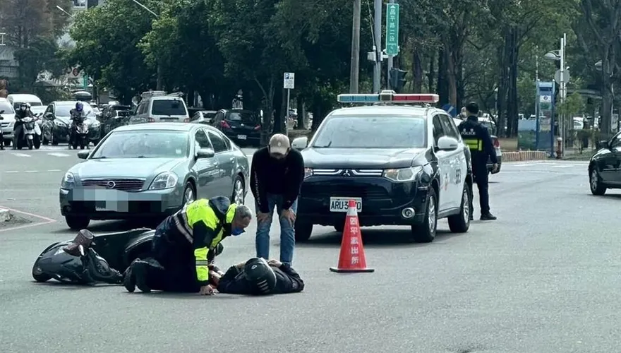 8旬機車騎士遭撞倒在路中央　台中暖心警全程跪地陪伴安撫