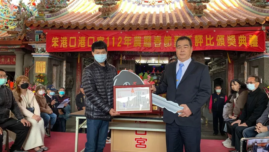 港口宮擲筊送新年大禮！23歲男「連擲11聖筊」奪冠　甜喊：娶女友當新娘車