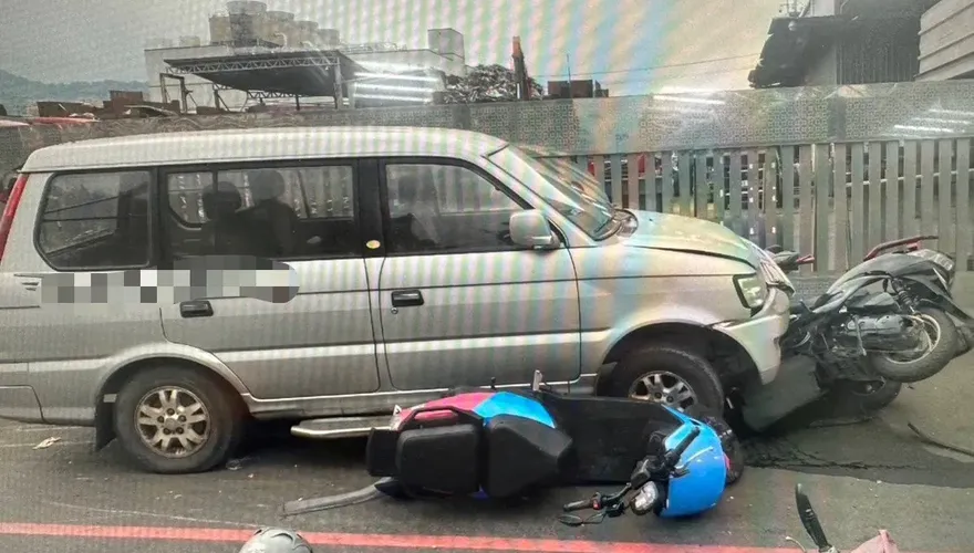 兇猛廂型車生吞機車！新北女駕駛車速失控輾爆6機車　3騎士受傷送醫
