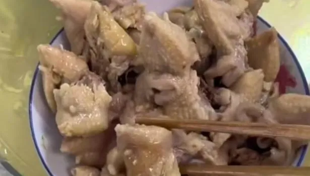 實現「雞屁股」自由？女子為招待客人在外購買椒麻雞　打開一看雞肉只有2塊...雞屁股有23塊