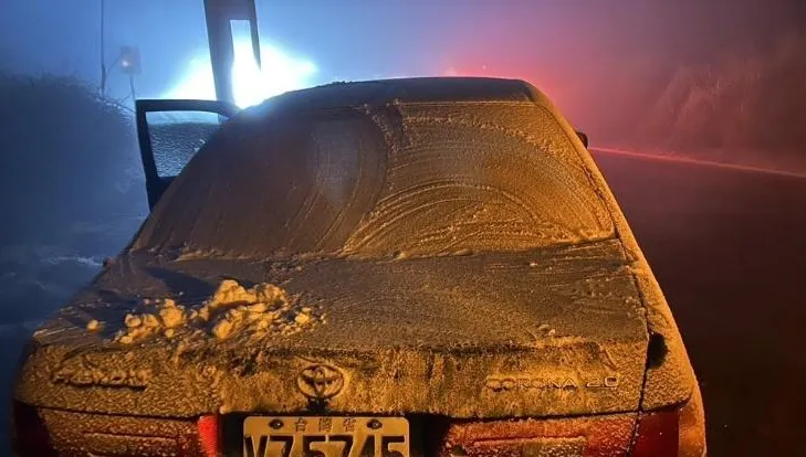 寒流南下急凍！晚間台7甲線思源埡口段降雪