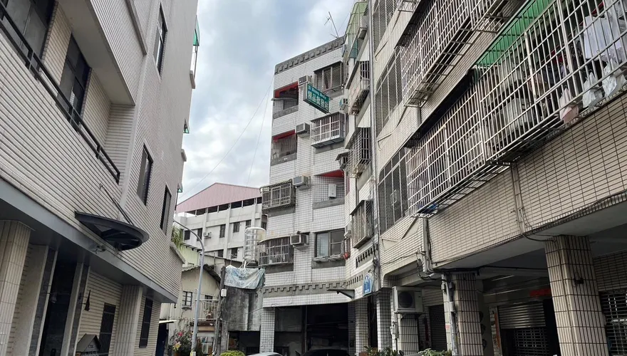 快訊/21歲女除夕夜離奇亡！陳屍租屋處　慘遭5狗狂啃…男友回家嚇傻