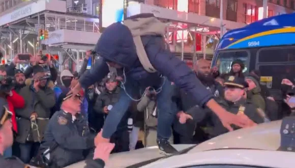 影/美5警毆死非裔男影片公佈引怒火　時代廣場示威暴動警車遭砸
