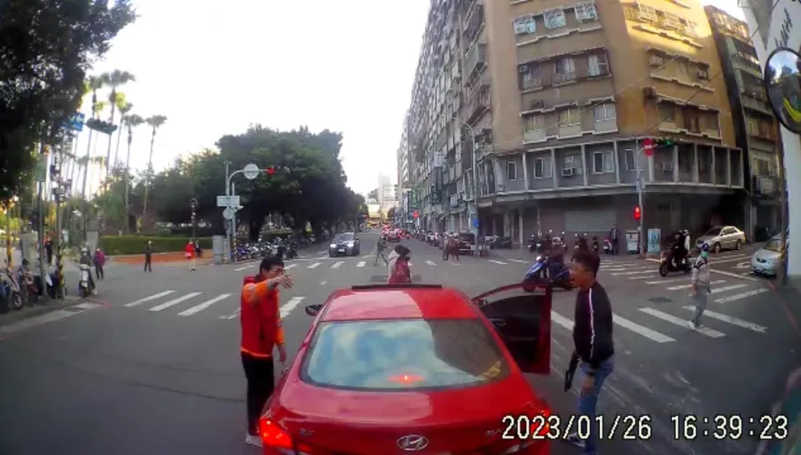 快訊/恐怖街頭！台中行車衝突竟亮「大支霰彈槍」　清潔人員善意提醒險吃名產「慶記」