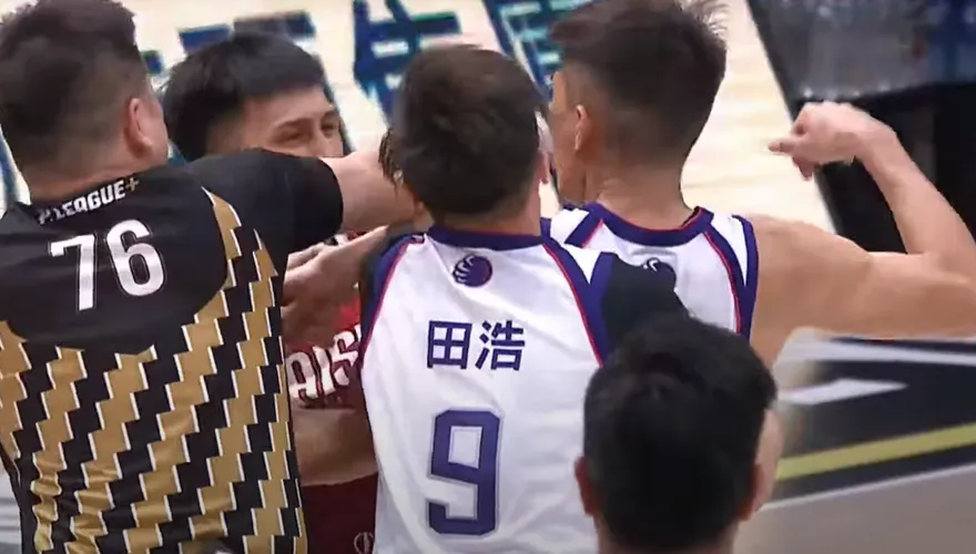 快訊/諧咖互毆！PLG爆發年後最嚴重衝突　吳家駿挑釁手勢竟「兩罰不進」成小丑