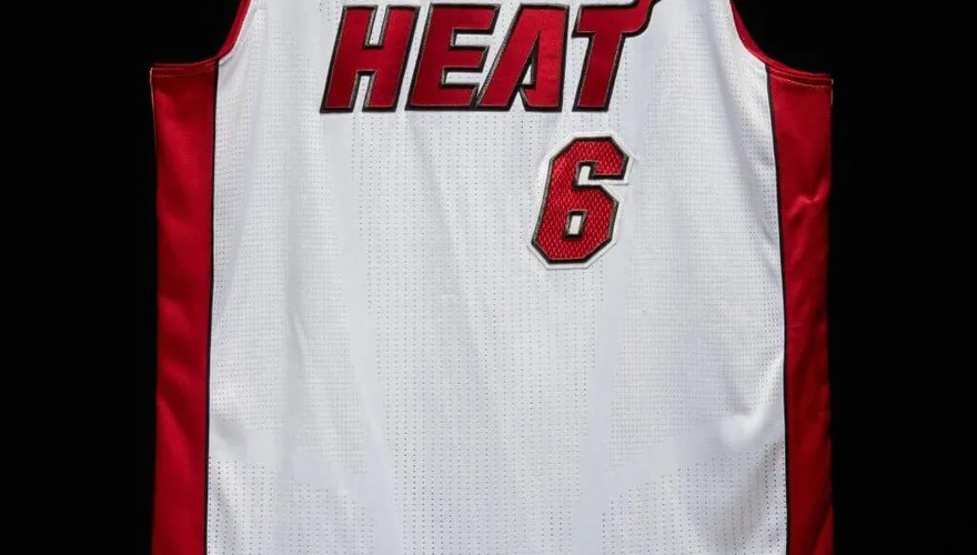 破紀錄！詹皇2013年NBA冠軍賽G7球衣1.1億拍出　創下蘇富比史上第3高