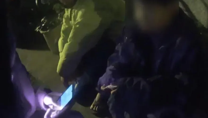 失智父外出忘回家路！攜兒寒風苦蹲3hrs　冷到皮皮剉大哭…暖警路過助返家