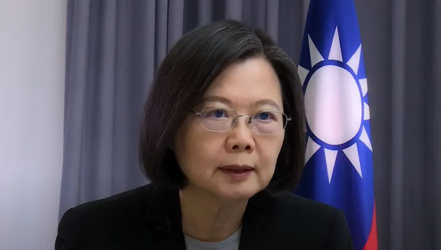 被噓爆！蔡英文向僑胞喊話「已全面檢討請繼續支持政府」慘遭網友拆穿痛罵