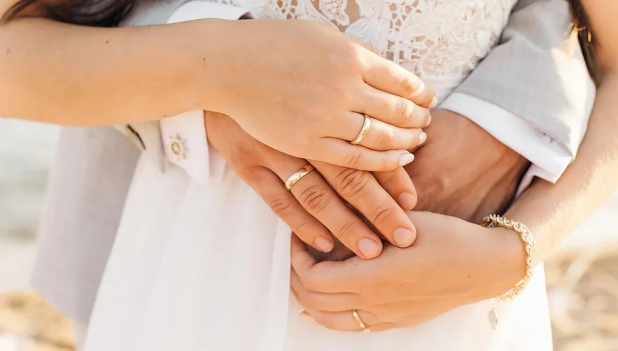 現實總是殘酷！「高中畢業閃婚」師生戀過來人超後悔：為愛失去所有