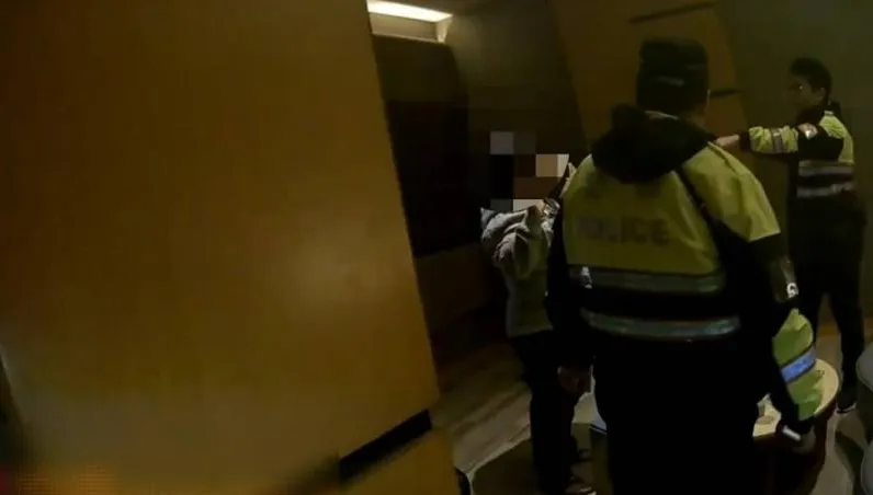 來不及賣就被抓！新北男不懂電繪竟找高中同學印百張假證件　警臨檢揪出毒品