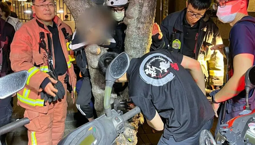 影/尷尬！他貪玩慘與大樹「連結」　母傻眼報警求助