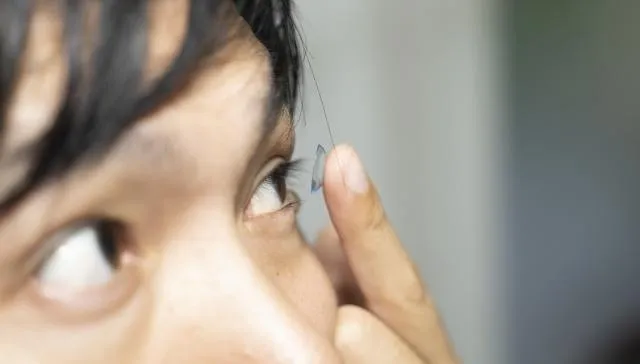 男隱形眼鏡戴2個月沒摘　鏡片竟與角膜「合體」！眼睛爆血疼痛險失明