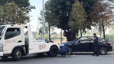 停在停車格內也要被拖？他看到「地上粉筆字」秒懂原因　照片貼上網狂引戰