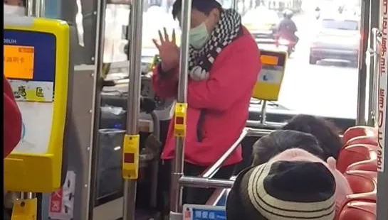 惡乘客不滿上車被「二度提醒」　竟欲扁公車司機　遭全車乘客公幹秒龜縮下場曝