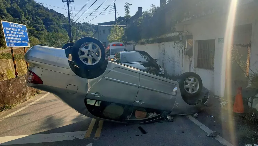 快訊/汐止小客車自撞翻車　車上2人受困女駕駛多處擦傷送醫