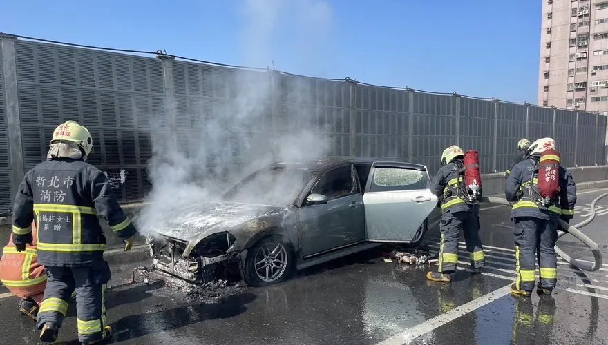 快訊/台64線中和段火燒車　轎車行駛中自燃無人傷