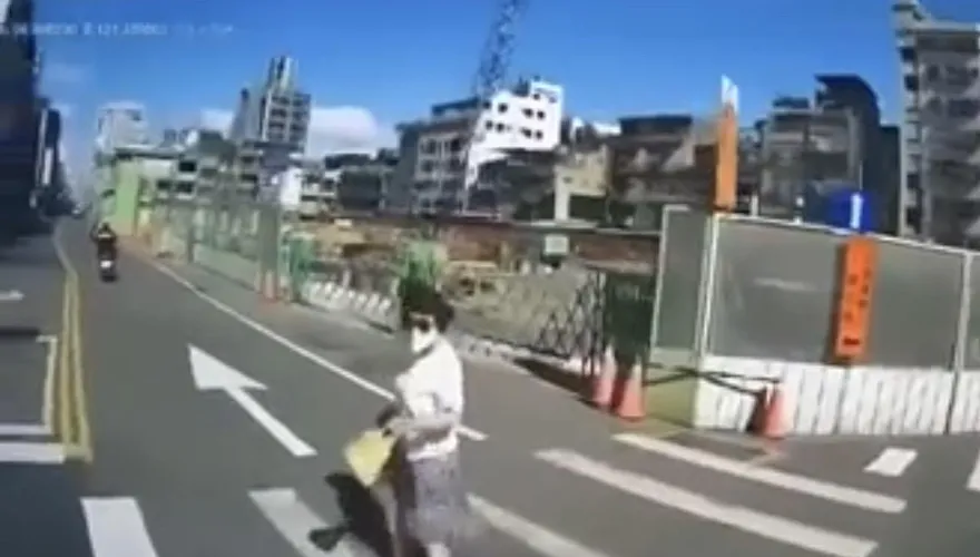 影/桃園婦過馬路遭貨車「逼退」仆街　丟臉到日本影片超過246萬人點閱
