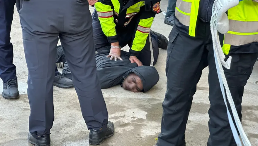 影/豐原住宅清晨火警！現場「有煙無火」　1男外勞想落跑被送醫