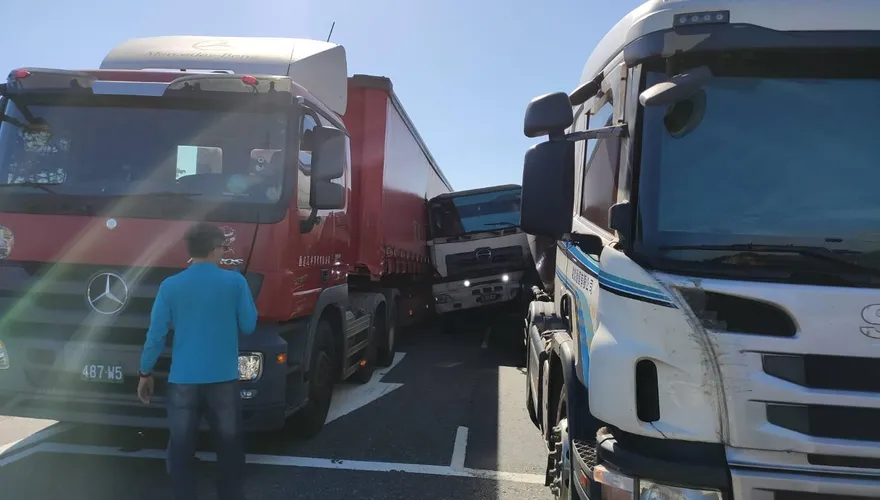 快訊/貢寮台二線傳離奇追撞！拖板車硬生生卡兩大車中間　北向全線封閉