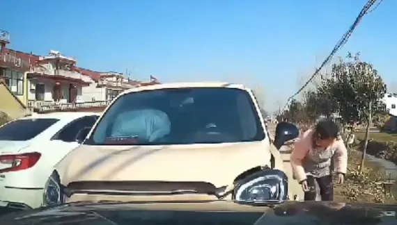 影/太貴賠不起？白色轎車突失控衝撞對向　老太太下車看到「奧迪」秒昏倒