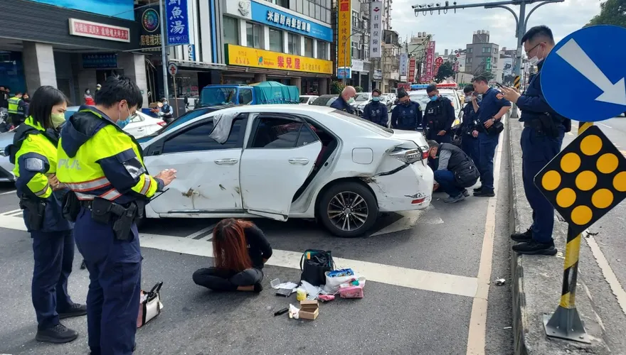 影/台南女撞人肇逃！警攔查拒檢再撞1騎士　車上2人遭逮送辦