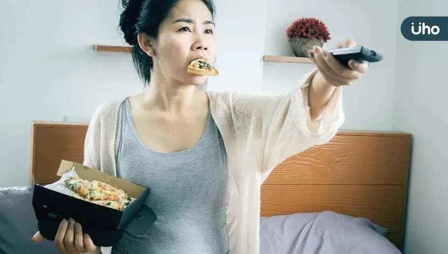 變天就忍不住大吃大喝恐得「季節性情緒失調」！營養師授3招幫助改善