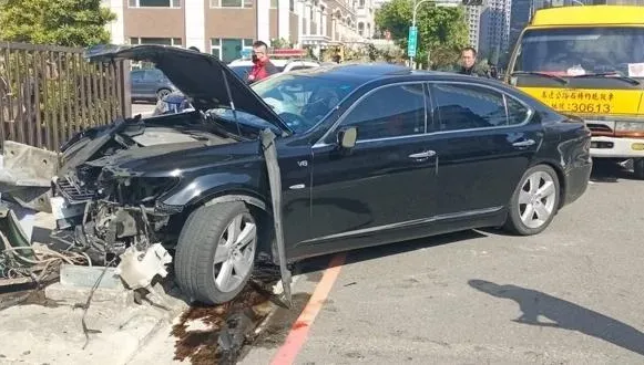 快訊/掛假車牌還拒攔檢！後輪吃警4顆「慶記」後硬要拚　嫌犯逃3小時就逮