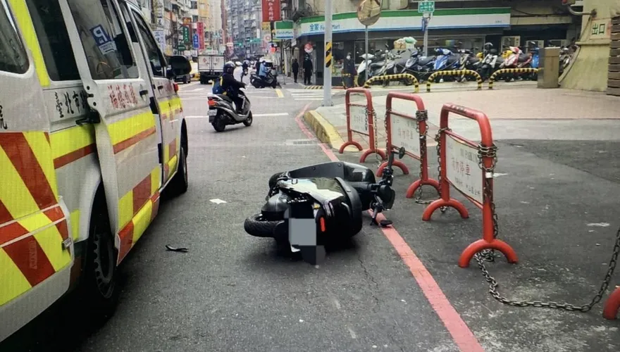 影/「致命轉身」影片曝！7旬翁過馬路突調頭騎士摔車亡　弟泣訴原本與哥哥約好去運動