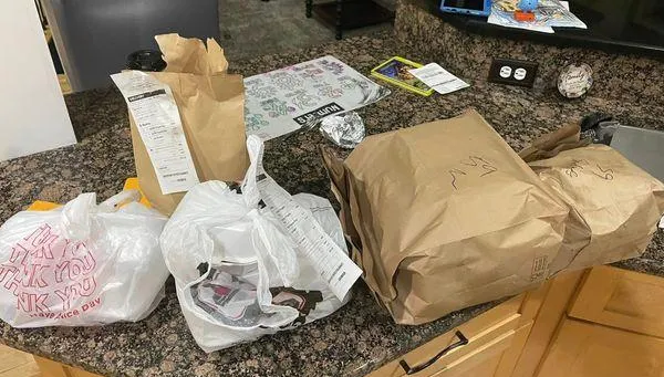 想吃消夜？6歲兒睡前滑手機誤點3萬元外送　老爸走出門一看差點嚇昏