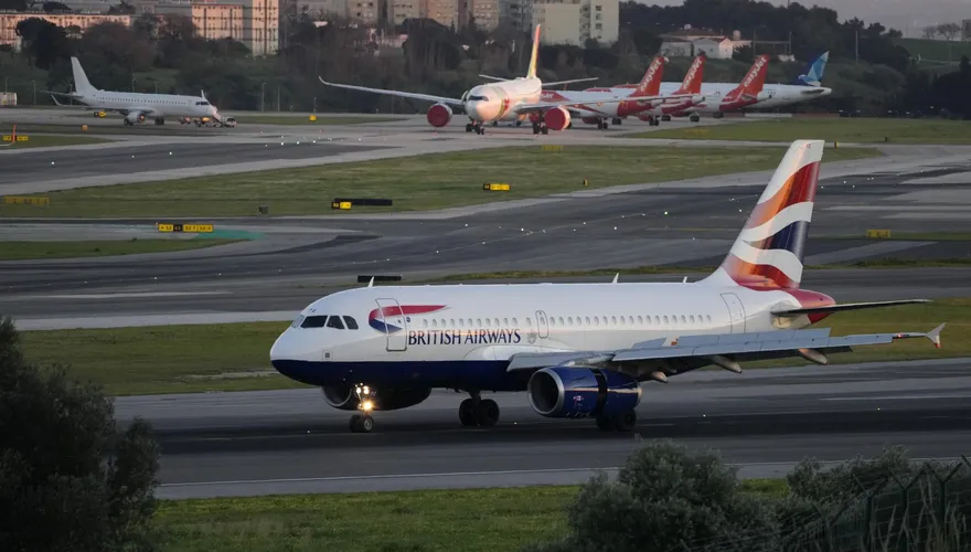 英國航空飛機遇亂流直墜20層樓乘客嚇瘋　空姐機艙中遭狂甩摔碎骨盆