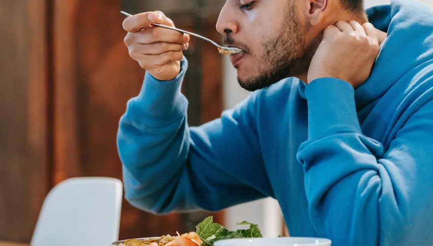 一年爆瘦20公斤！30歲男「吞不了飯」　就醫才知罹患罕病