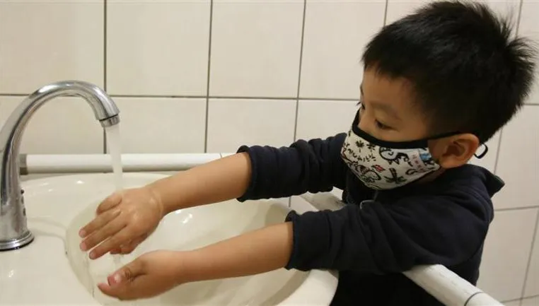 「孩子腹瀉照護4觀念」超多父母狂踩！喝運動飲料補充電解質中了