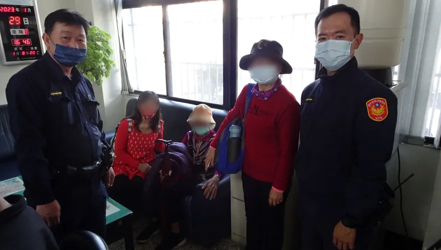 91歲阿嬤失散竟拄拐杖「走3.5公里」！　獨坐危險匝道口幸暖警尋回