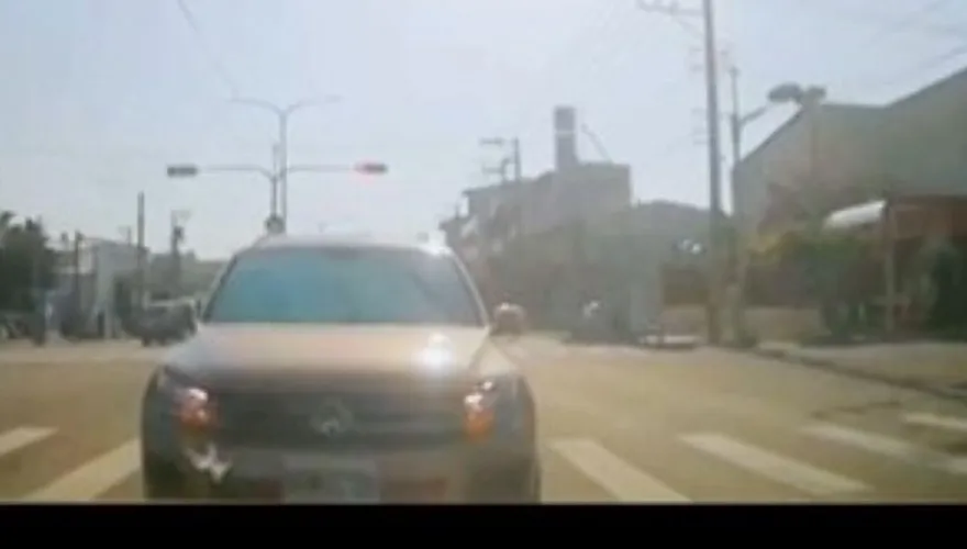 影/真囂張！闖紅燈迴轉逆向「狂逼車」經查竟是累犯　台中惡駕駛到案這麼說