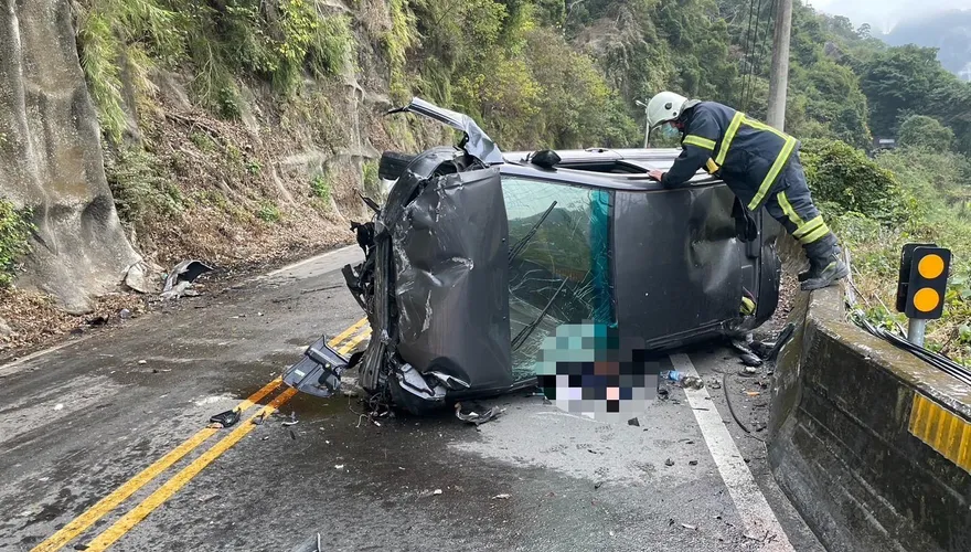 影/苗栗公館山區死亡車禍！自小客車撞山壁側翻　車頭全毀駕駛傷重不治