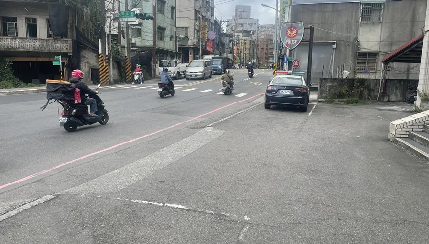 疑A柱惹禍！新店警巡邏車輾行人腳掌！她骨裂倒地送醫