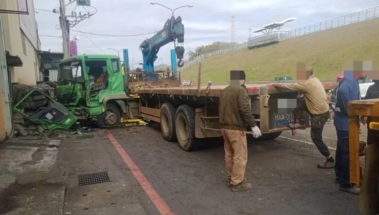 整輛拖板車失控衝撞工廠！駕駛乘客慘卡車內　所幸還有圍牆擋住保住廠區