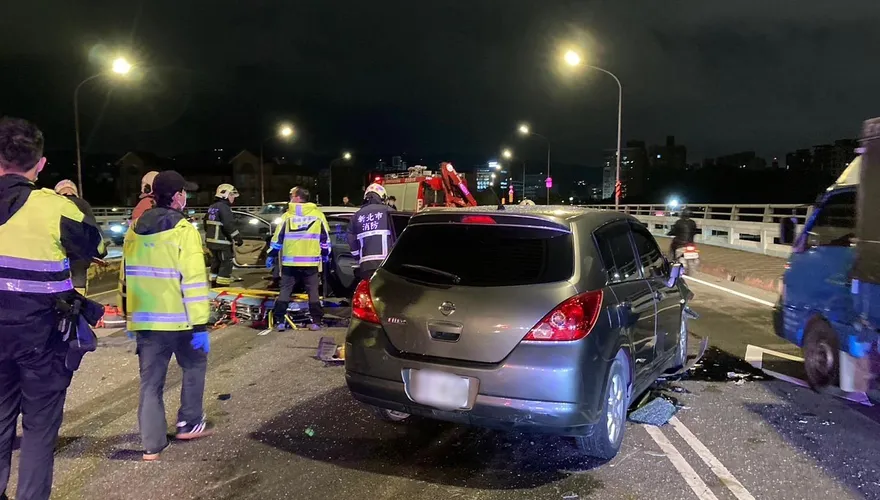 新北城林橋晚間連環車禍！5車追撞3駕駛受傷送醫