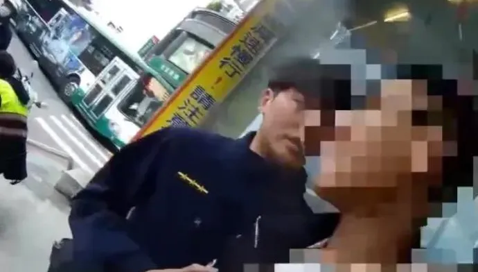 醉男當街喝茫嗆警「你是在大聲什麼！」遭壓制逮捕　身旁酒友還被搜出毒品