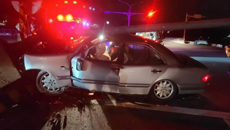 又是酒駕惹禍！苗栗44歲男自撞分隔島慘死　路燈腰折車頭全爛畫面曝光