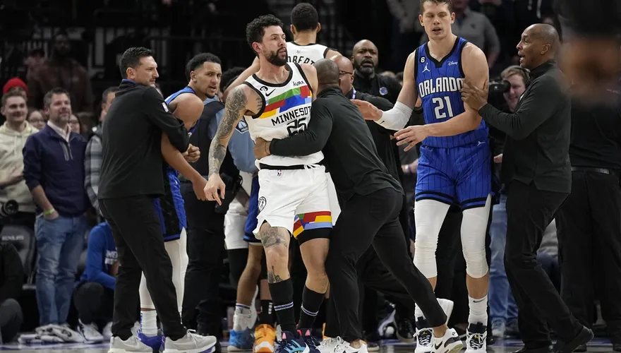 快訊/NBA連2天大亂鬥！班巴「吐舌頭」笑小里佛斯爆衝突　魔術、灰狼5人遭驅逐