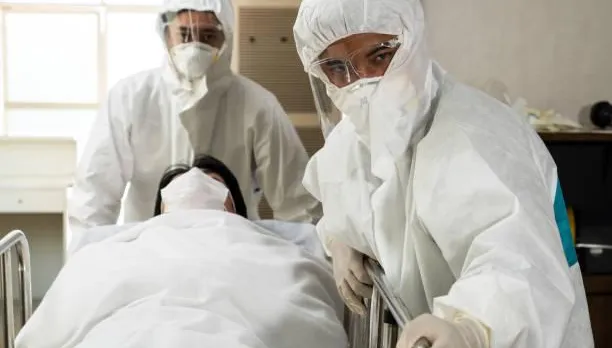 過勞染新冠奪命！6旬翁染疫竟成「大白肺」　葉克膜仍舊不回併發腦出血亡