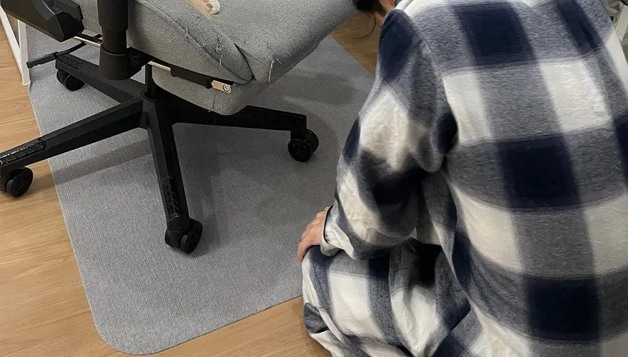 鏟屎官低頭下跪求主子！喵星人「滿臉鄙視不屑」看戲　背後原因到底是…