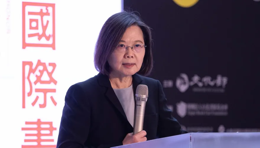 蔡英文參拜白沙屯媽祖  維安人員做「這事」網氣炸狂轟