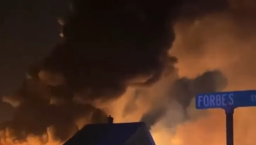 影/美國俄亥俄州火燒列車煙霧漫天　肇因疑為載百輛油車脫軌撞加油站