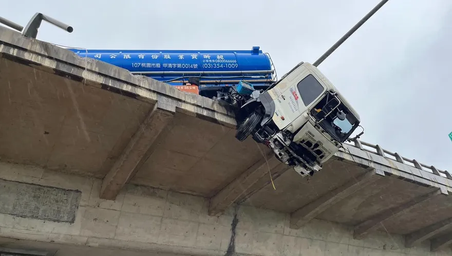 快訊/台61線自撞車禍！化學槽車撞破護欄　駕駛噴飛墜橋亡