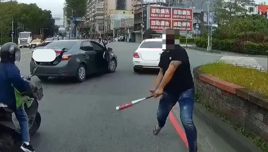 國道球棒隊！貨車1招「反制賓士插隊」　慘遭3男「砸爛玻璃」