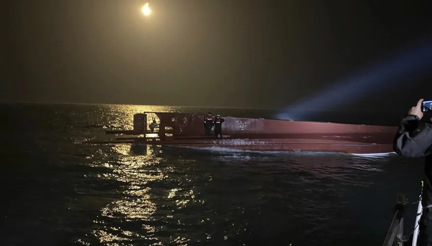 南韓漁船深夜發生翻覆意外　大量海水突然灌入船艙...12名船員3人獲救9失蹤