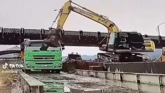 直接打臉！怪手吊臂「華麗轉身」　砂石車路過遭顏面重擊